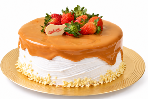Bolo Ninho com Doce de Leite e Morango