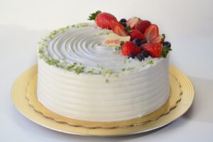 Bolo de Limão com Frutas Vermelhas